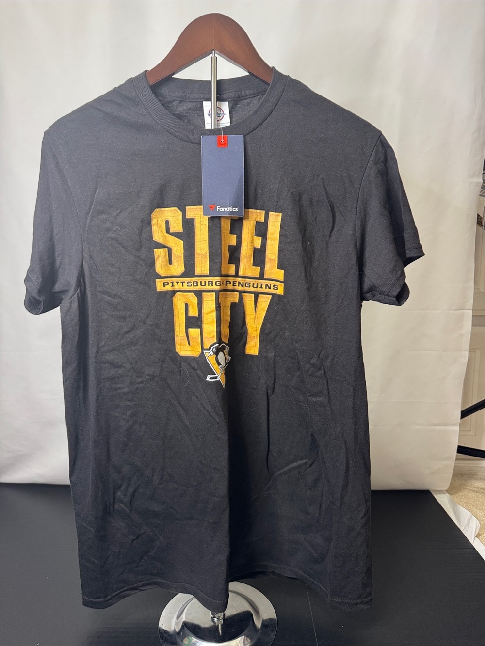 Fanatics Black Pittsburgh Penguins Steel City Graphic Tee men’s medium. Net